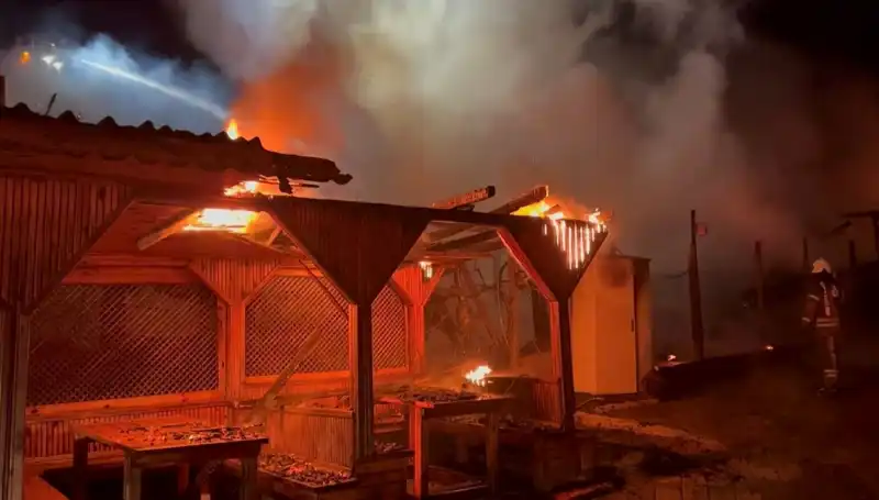 Şile'de Gözleme Restoranı Yangını: Altı İşletme Küle Döndü