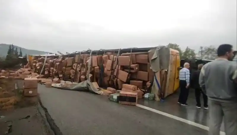 TEM Otoyolu’nda TIR Devrildi, Ankara Yolu Uzun Saatler Kapalı Kaldı!