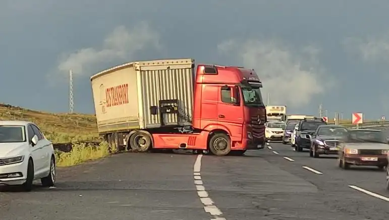 TIR Kaydı Yüzünden Yol Kapandı: Uzun Araç Kuyruklarının Sebebi Ne?