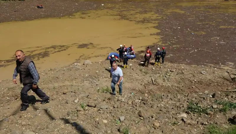 Trabzon'da Sel Felaketi: Evini Kurtarmak İçin Mücadele Eden Adam