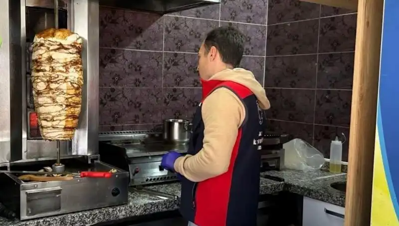 Tavuk Döner Alarmı: İşletmeler Üzerinde Süregelen Baskınlar Hız Kazanıyor