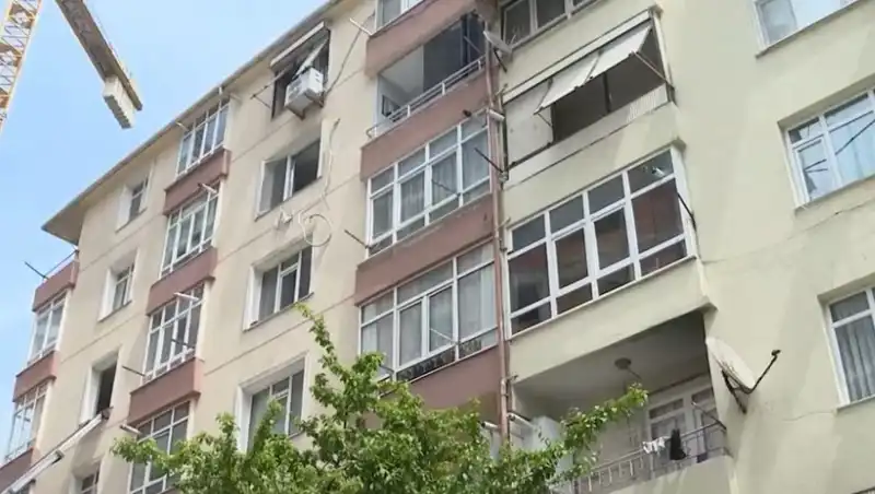 İstanbul’da Kolonları Patlayan Siteye Acil Tahliye Geldi: 96 Daire Riskte