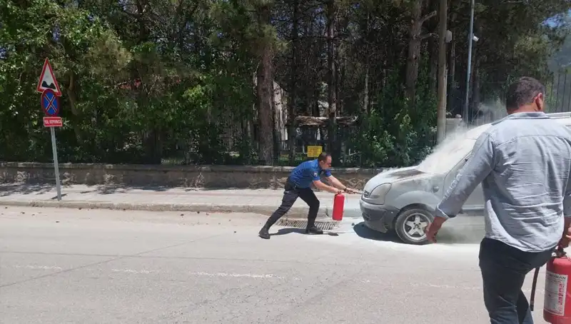 Emniyet Binası Önünde Yangın: Alev Alan Araç Kısa Sürede Kontrol Altına Alındı