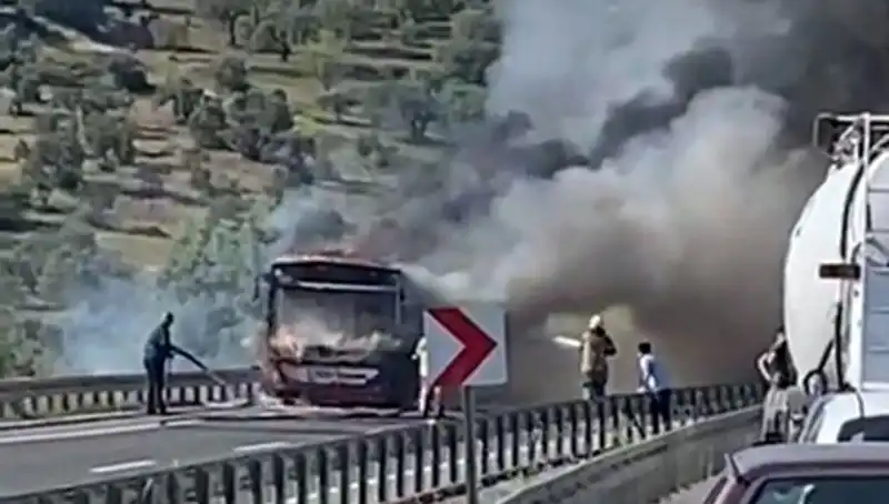 İzmir'de Belediye Otobüsü Korkunç Yangınla Alev Alev Yandı