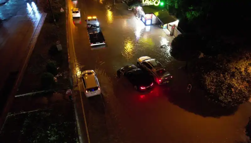 Adana'da Yağmur Rezaleti: Caddelerde ve Yollarda Su Baskınları!