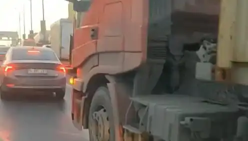 D-100'de Yol Verme Kavgası: TIR'ı Üzerine Süren Şoför Türkiye'yi Şaşırttı