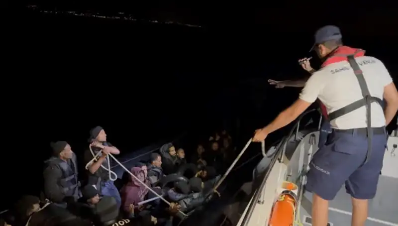 Çeşme'de Dramatik Kurtuluş: 42 Kaçak Göçmen Denizde Sürüklendi