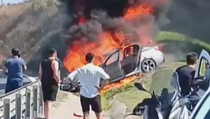 TEM Otoyolu'nda Kazaya Karışan Araç Alev Alev Yanarak Küle Döndü