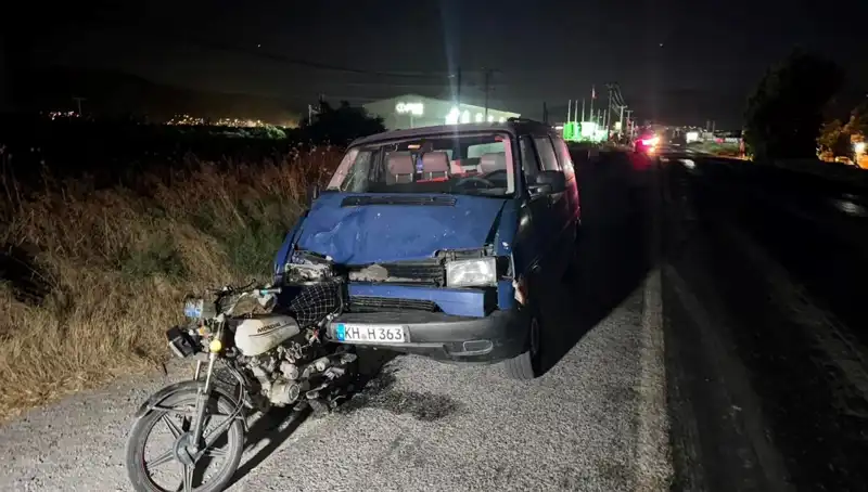 Söke'de Büyük Kaza: Motosiklete Çarpan Minibüs Üç Kişiyi Yaraladı