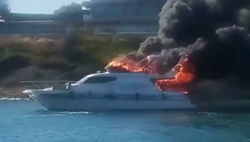 Çeşme’de Marinada Bağlı Motoryat Küllerine Döndü: Alevlerin Sebebi Ne?