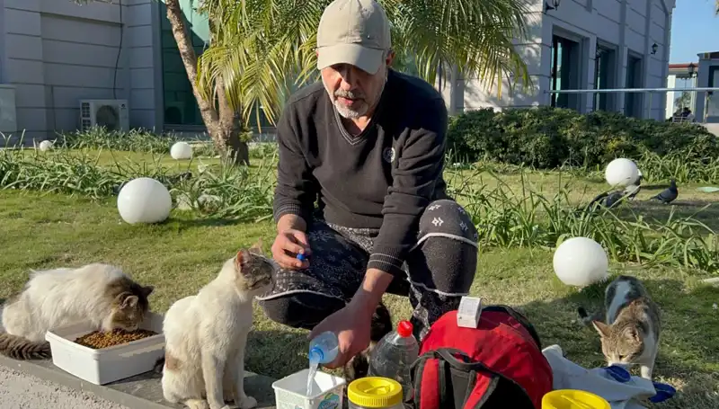 59 Yaşındaki Adamın 8 Kilometrelik Yürüyüşü: Merhamet ve Davranışıyla Öne Çıkıyor