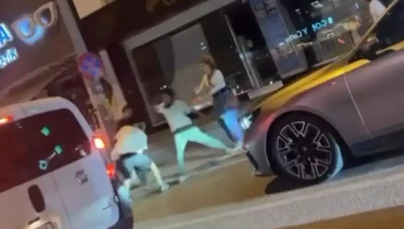 Cadde Boks Ringine Dönüşürken, Sokaklar Yumruklarla Yankılandı