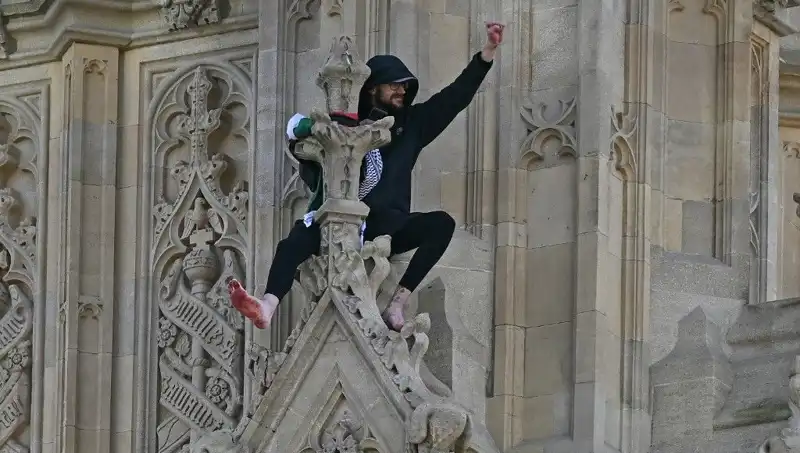 Londra'daki Protestolarda Filistin Bayrağı Big Ben'e Sıçradı!