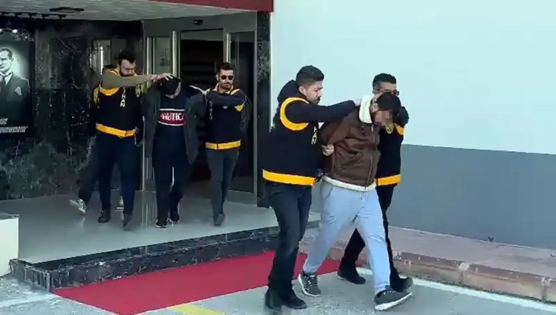 Silahlı Soygun Dehşeti: İki Şüpheli 2 Milyon Lira İçin Saldırdı!