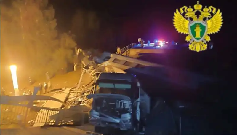Rusya'da İki Köprü Çöktü, Zorlu Tren Kazasında Yedi Kişi Hayatını Kaybetti