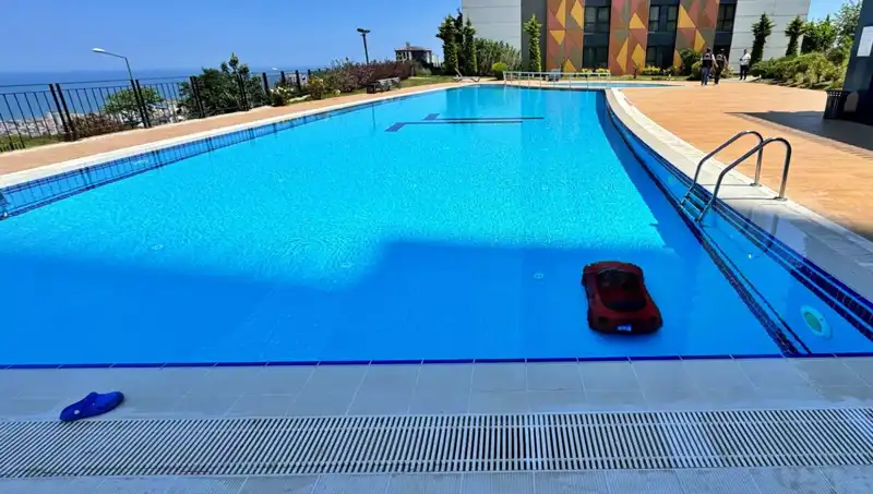 Samsun'da Feci Kaza: 4 Yaşındaki Çocuk Akülü Arabasıyla Havuzda Can Tehlikesi Geçirdi