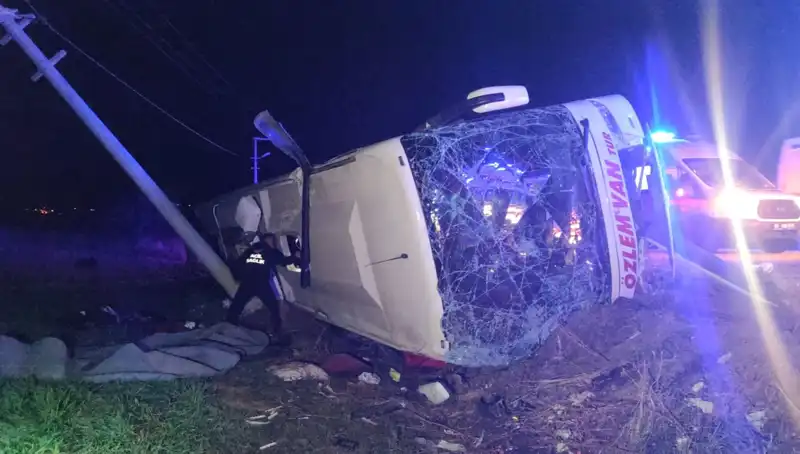 Van'da Yolcu Otobüsünün Devrilmesi Sonucu 28 Kişi Yaralandı
