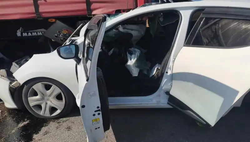 Sivas'ta Korkunç Kaza: Otomobil TIR'a Çarptı, 3 Yaralı