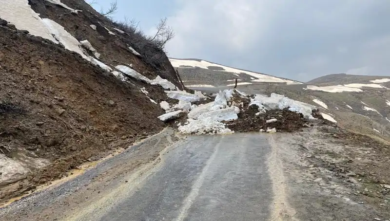 Muş'ta Heyelan Sonrası Kapalı Yol Yeniden Ulaşıma Açıldı