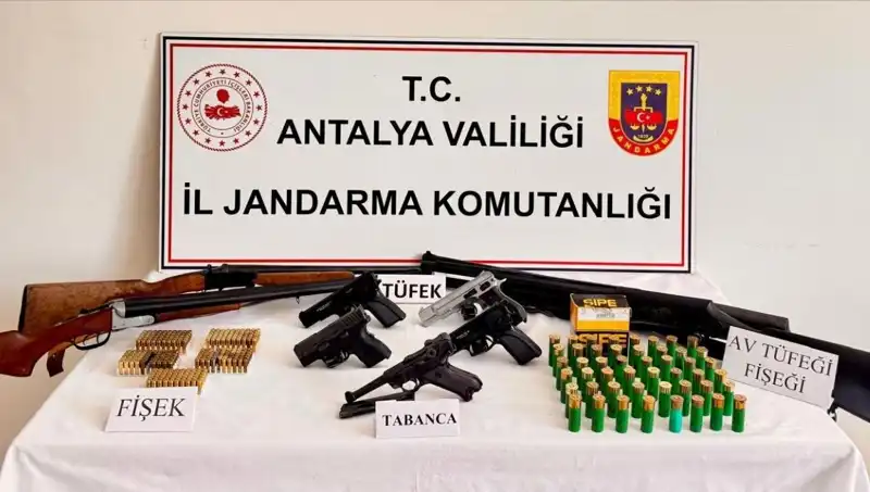 Antalya'da Yapılan Ruhsatsız Silah Operasyonunda Yüzlerce Silah Ele Geçirildi