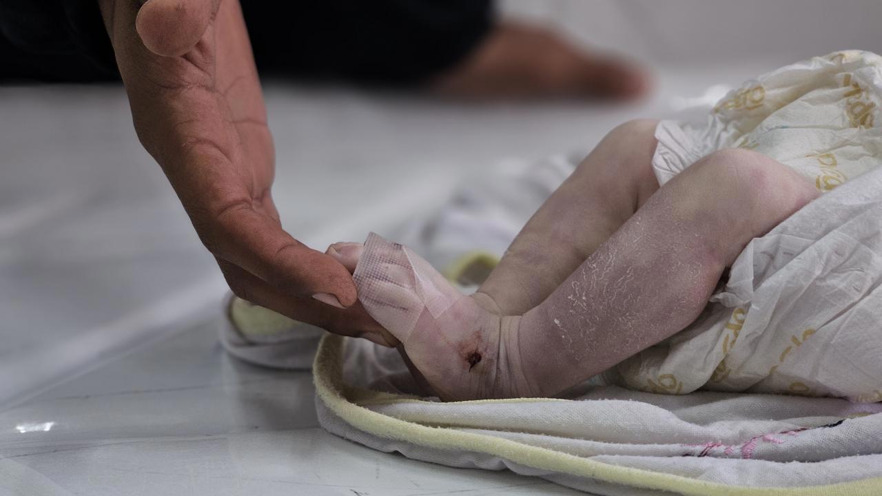 Gazze'de Aileler, Soğuktan Ölen Çocuklarının Önüne Geçiyor