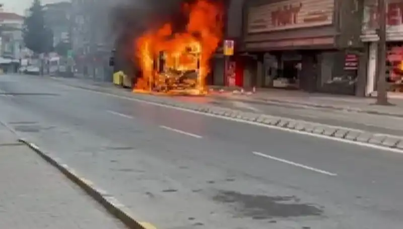 Ümraniye'de Korku Dolu Anlar: Yangın Kısa Sürede Büyüdü