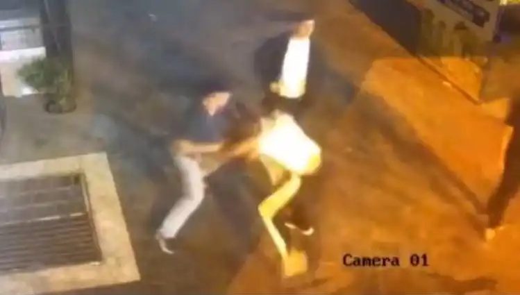 İstanbul Sokaklarında Tekmeli Yumruklu Kavga: Gözler Şoke Oldu