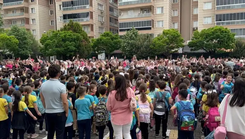 Öğrencilerin Annesini Duygusal Anlarla Dolduran Unutulmaz Sürpriz