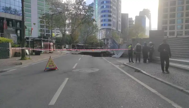 Sarıyer’de Aniden Gelişen Yol Çökmesi: Cadde Kapandı, Kargaşa Yaşandı