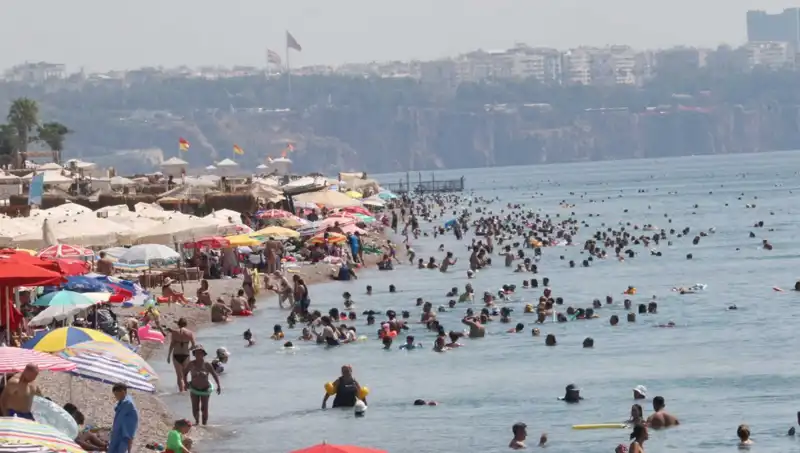 Antalya'da Denizin Sıcaklığı Rekor Kırdı: Yaz İçin Son Şans!