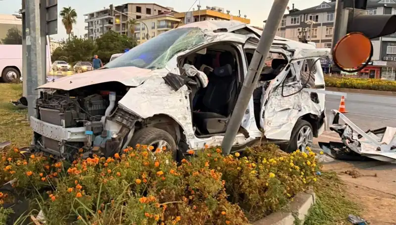 Antalya’da Midibüs ve Hafif Ticari Araç Kaza Yaptı: 6 Yaralı