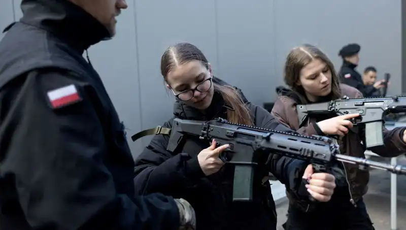 Polonya Sivillerini Askeri Eğitime Alıyor: Savaş Hazırlıkları Derinleşiyor