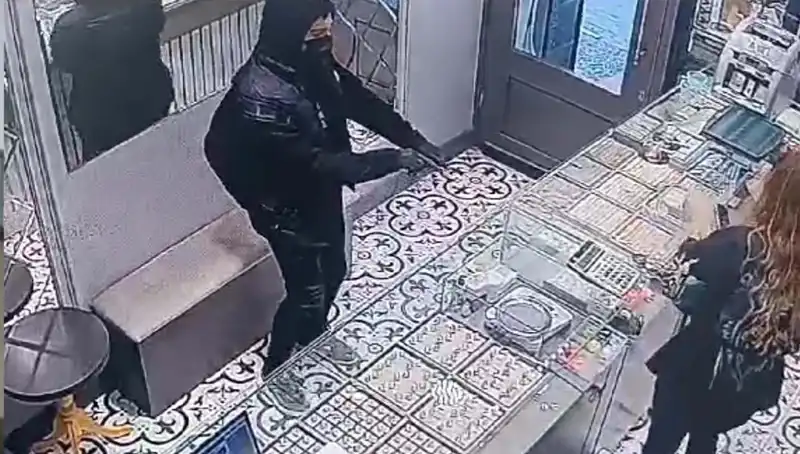 Soygun Girişimi, Tesadüfen Dolaba Sıkışarak Son Buldu!