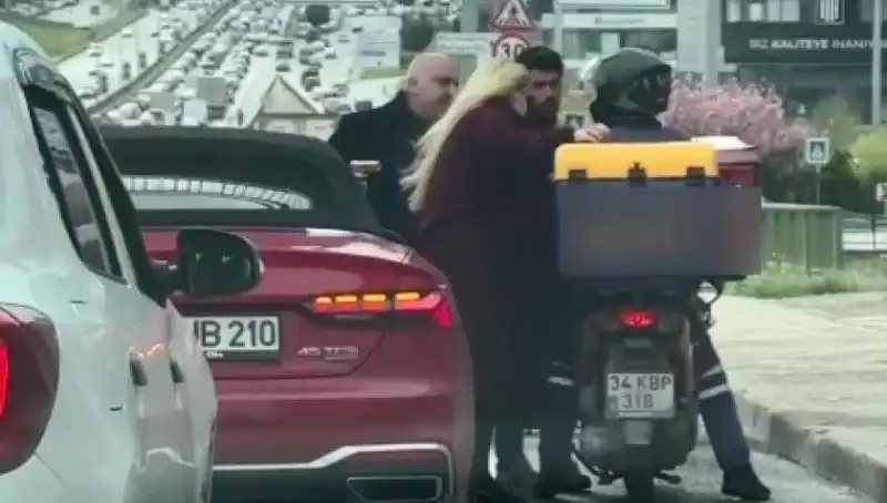 D-100'de Neler Oluyor? Motokuryeye Silah Çeken Şahıs Gündem Oldu!
