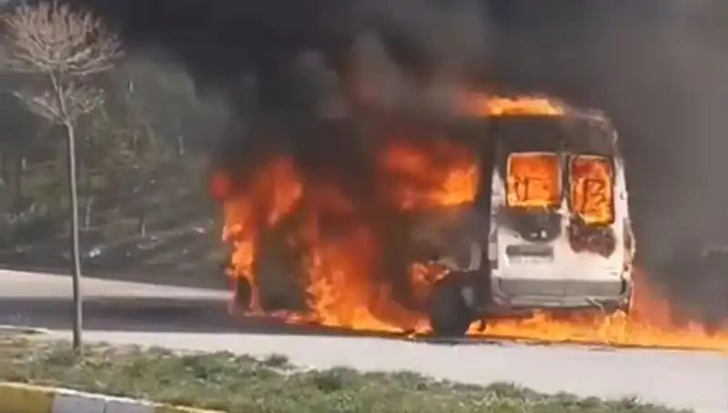 Havalimanı Servis Aracı Yangını Yolcuları Bütünleştirdi: Olayın Ayrıntıları