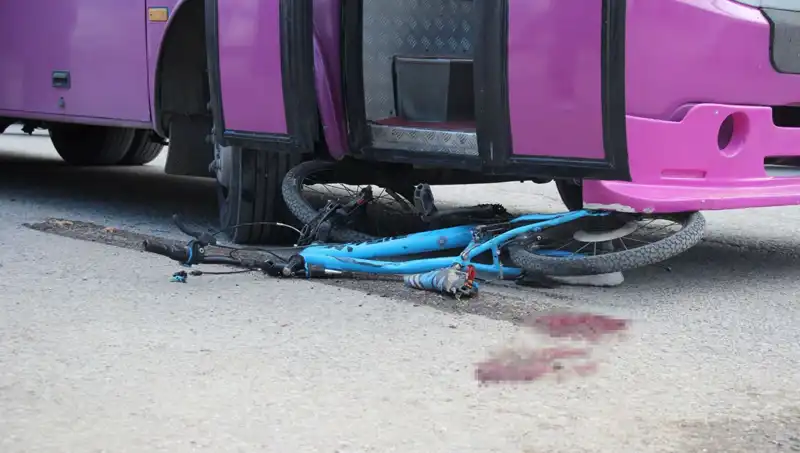 Bisikletiyle Sokağa Çıkan Çocuk Feci Kaza Geçirdi: Otobüs Altında Kaldı