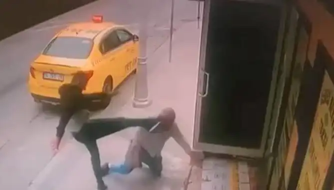 Taksi Durağında Yaşanan Dehşet: Oğlunun Alacaklısı Bacağını Kırdı