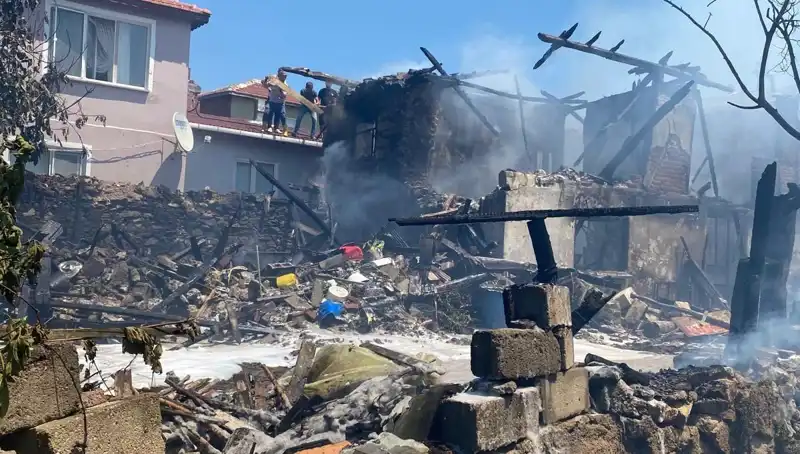Kırklareli'nde Yangın Korkuttu: İtfaiye Eri Hayatını Tehlikeye Attı