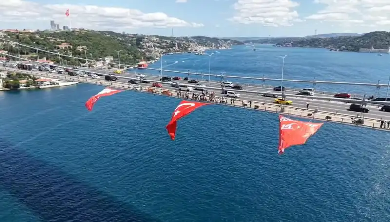 Tarihe Tanıklık Eden An: Köprüye Dev Türk Bayrağı Asıldı