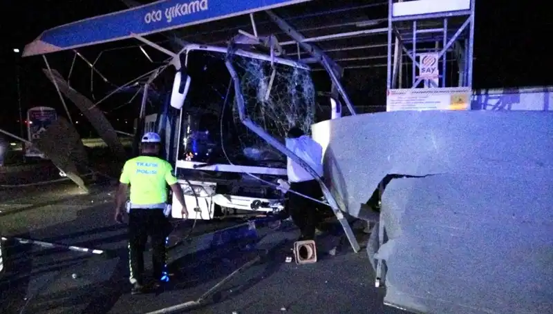 Otobüs Oto Yıkamaya Daldı: 8 Yaralı Var, Olayın Detayları Şaşırtıyor!
