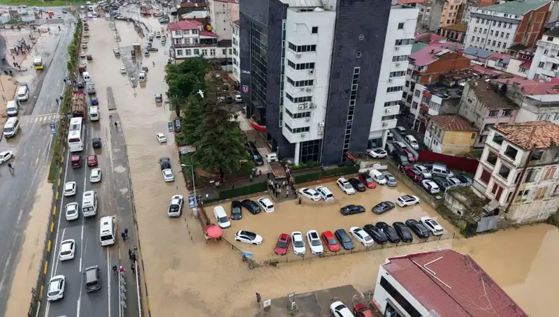 Trabzon'da Sel Felaketi: Çamur İle Kaplı Sokaklarda Kayıp Kişi Aranıyor