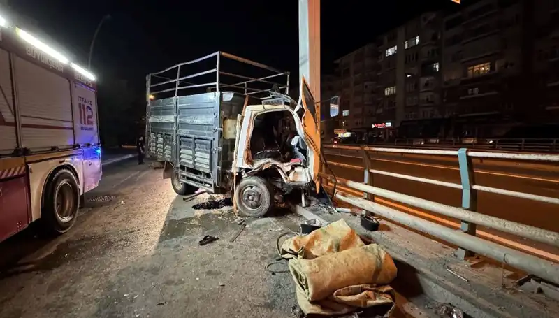 Kamyonet Yön Tabelasına Çarptı: Sürücü Yaralı, Olayın Ayrıntıları Şaşırtıyor