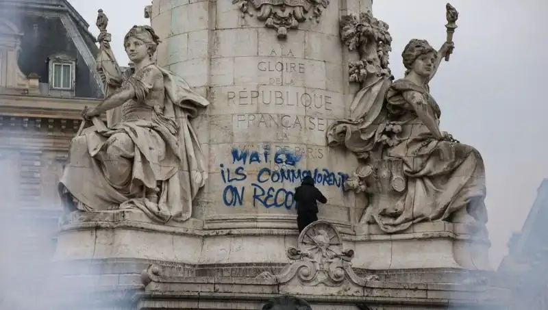 Paris Belediyesi, Grafiticilere Savaş Açtı: Şehirdeki Duvarlar Temizleniyor!