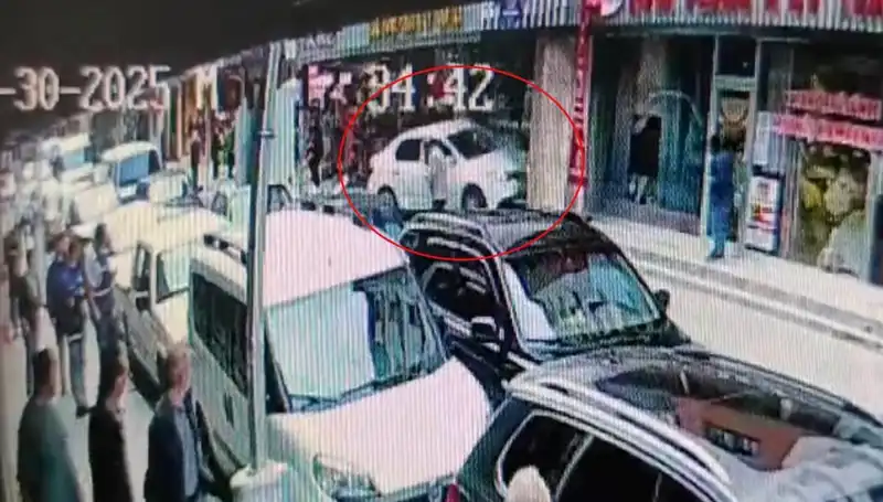 Alkollü Sürücünün Mağaza İstilası: İki Çocuk Kılpayı Kurtuldu