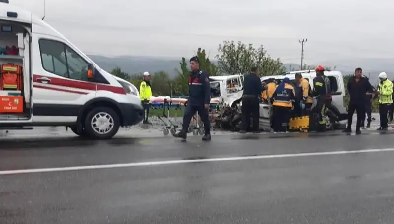 Denizli'de Şok Eden Trafik Kazası: İki Araç Kafa Kafaya Çarpıştı