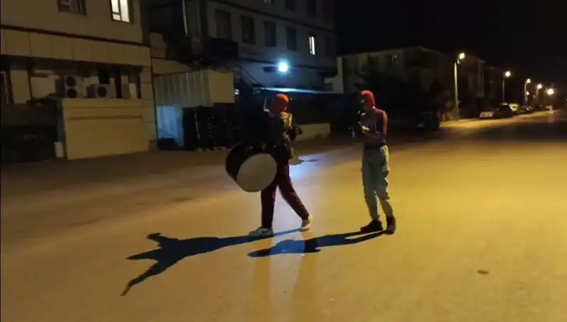 Erzincan Sokaklarında Sahur Eğlencesi: "Örümcek Adamlar" Coşkusu