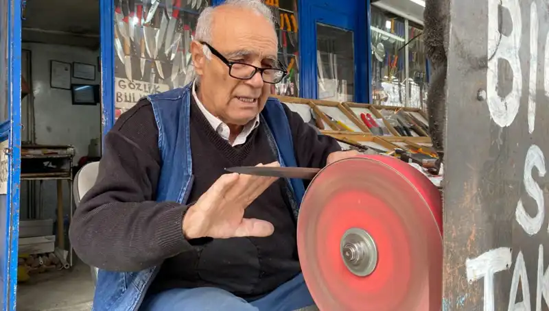 81 Yaşındaki Erhan Amca, Mesleğiyle Geçimini Keyifle Sağlıyor