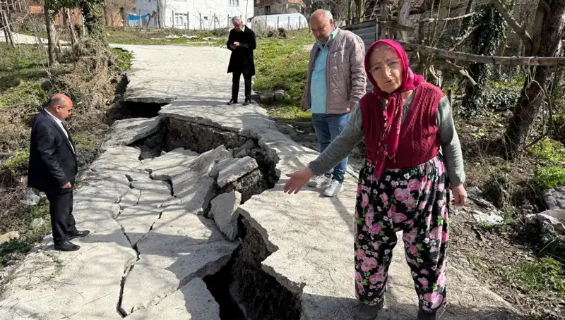 Heyelan Tehlikesi: 130 Hanelik Mahallede Yol Çöktü!