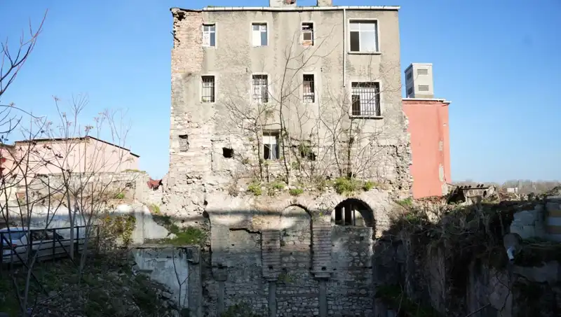İstanbul'un Gizemli Tarihi: 1600 Yıllık Bina Ziyaretçilerini Büyülüyor!