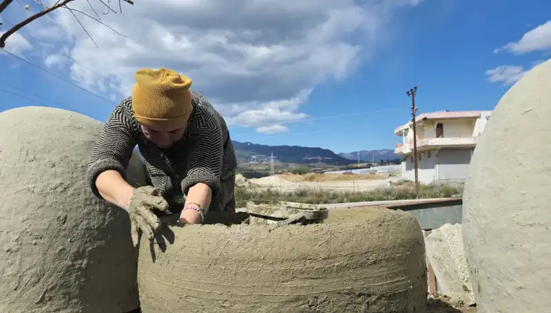 Hatay'da Kadınların Killi Topraktan El Eliyle Sanat Eseri Yaratma Mücadelesi